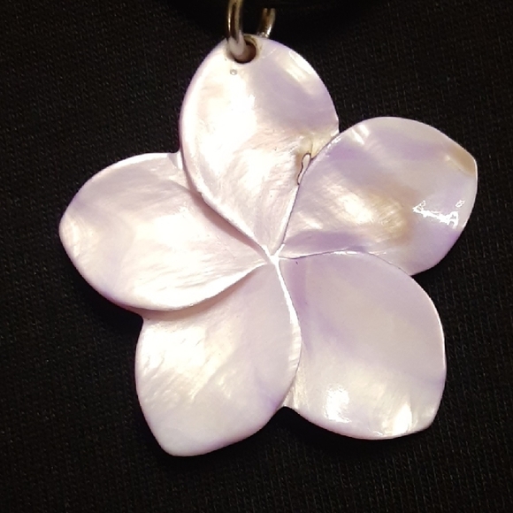 Elegant Carved Shell Flower Pendant Necklace - Picture 3 of 8
